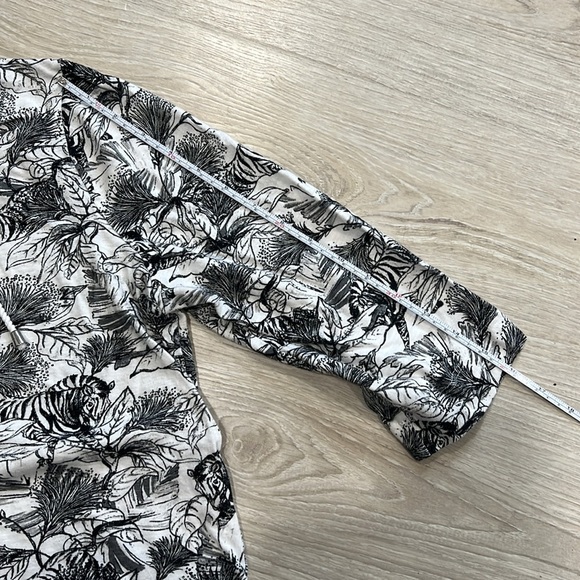 Chico’s Black and White Patterned Top - Picture 6 of 6